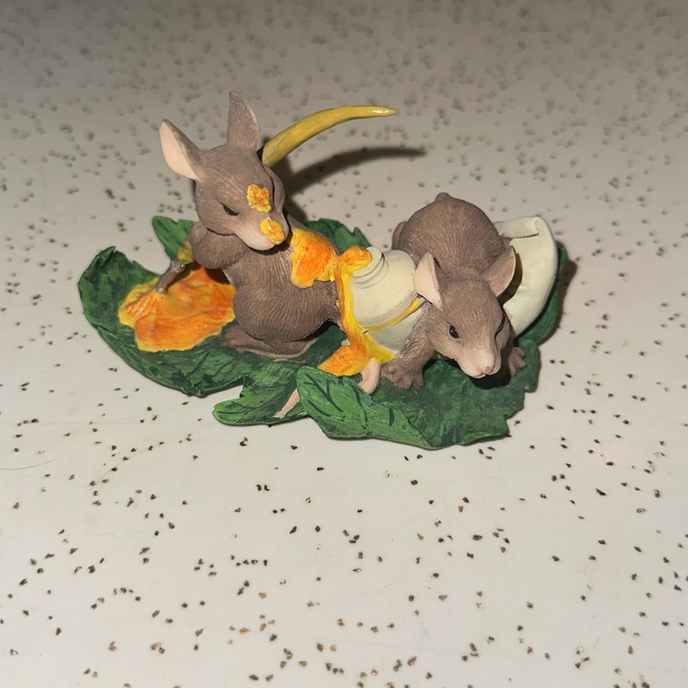 Charming Tails Painting Leafs figurine 85/514 Intro:1994 Retired: 1996!